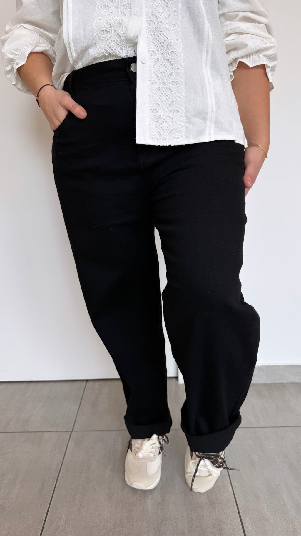 MOM SAM NOIR