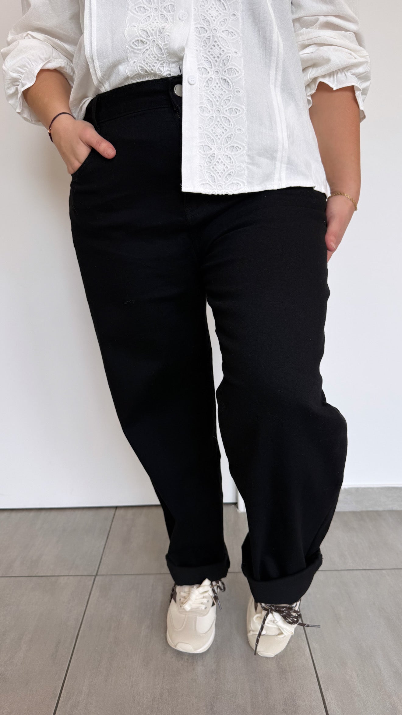 MOM SAM NOIR