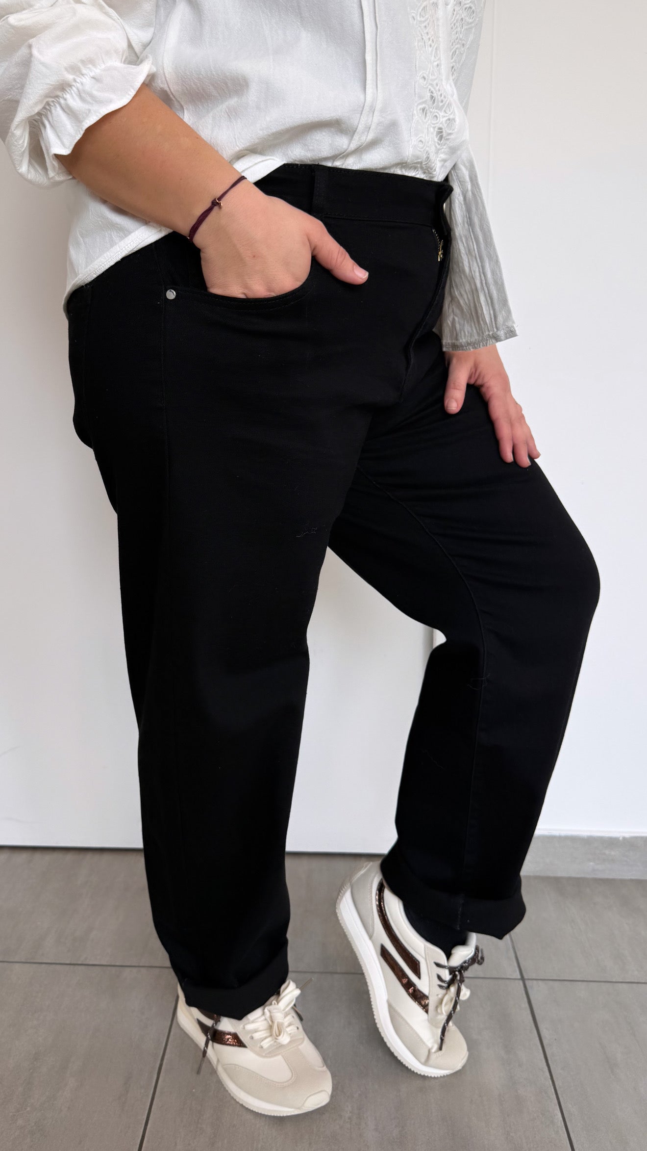 MOM SAM NOIR